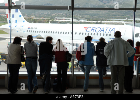 Les passagers à la recherche à un avion Croatia Airlines à l'aéroport de Split, Croatie. Banque D'Images