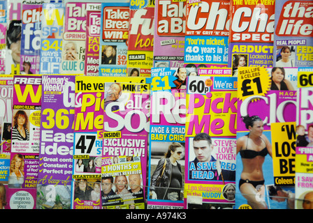 Potins des magazines dans un kiosque Banque D'Images