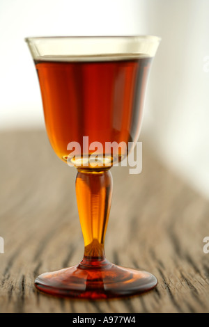 Un verre de sherry contre la lumière Banque D'Images