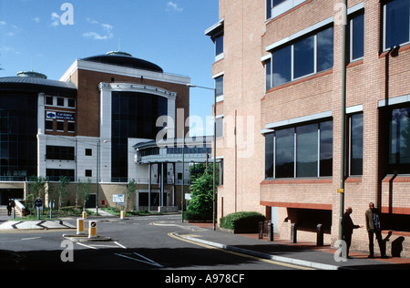 Bureaux de Cap Gemini Ernst and Young à Woking en Angleterre avec soleil du soir Banque D'Images