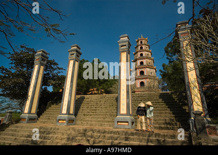 La pagode de Thien Mu au Vietnam avec étapes et deux femmes parlant. Banque D'Images