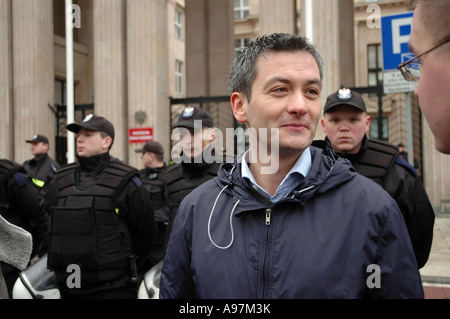 Polish activiste gay Robert Biedron enseignants lors de manifestation à Varsovie, contre Ministre polonais de l'éducation Roman Giertych Banque D'Images