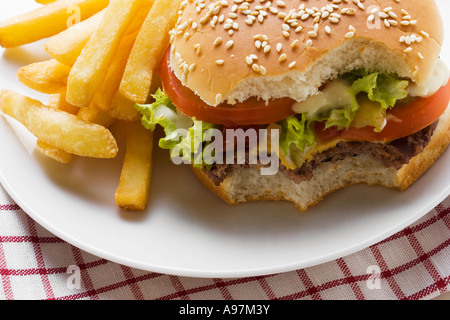 Les morsures de cheeseburger avec frites pris FoodCollection Banque D'Images