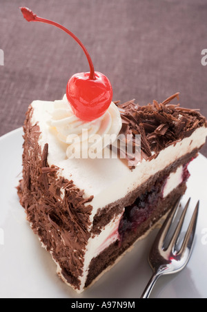 Morceau de gâteau forêt noire avec cherry FoodCollection Banque D'Images