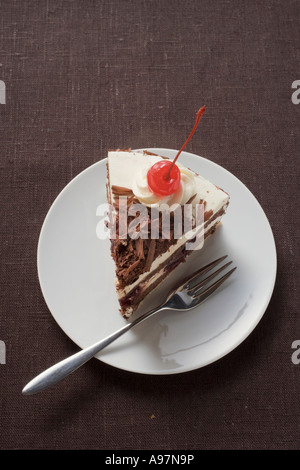 Morceau de gâteau forêt noire avec cherry FoodCollection Banque D'Images