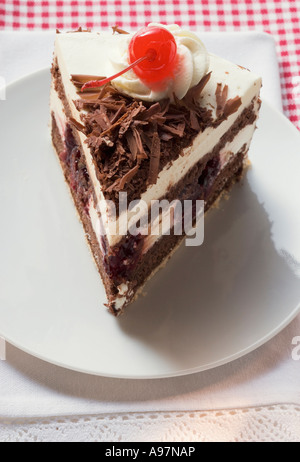 Morceau de gâteau forêt noire avec cherry FoodCollection Banque D'Images