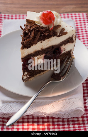 Morceau de gâteau forêt noire avec cherry FoodCollection Banque D'Images