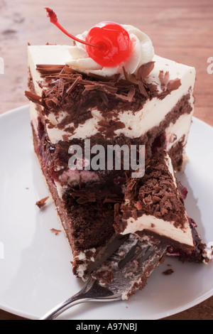 Morceau de gâteau forêt noire avec cherry FoodCollection Banque D'Images