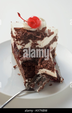 Morceau de gâteau forêt noire avec cherry FoodCollection Banque D'Images