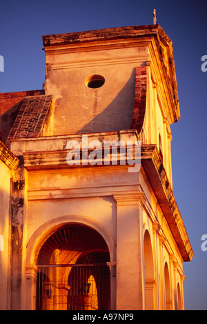 La dernière lumière du jour frappant un bâtiment de style colonial sur la place centrale de Trinidad, Cuba Banque D'Images