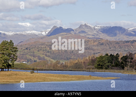 Vue sur Sage Een Tarn avec une montagne au loin dans le Parc National de Lake District Cumbria England Banque D'Images