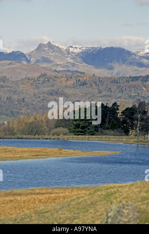 Vue sur Sage Een Tarn avec une montagne au loin dans le Parc National de Lake District Cumbria England Banque D'Images