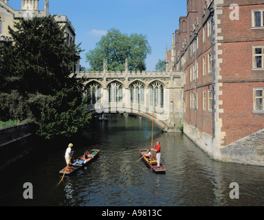 St Johns pittoresque pont ou le Pont des Soupirs, sur la rivière Cam, St John's College, Cambridge, Cambridgeshire, Angleterre, Royaume-Uni. Banque D'Images