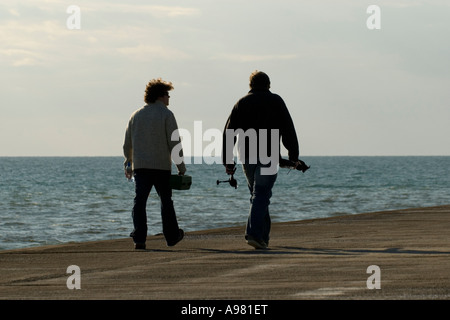 Les jeunes hommes qui la pêche sur la jetée de Aberyswyth Banque D'Images
