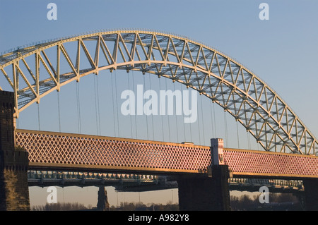 Pont du chemin de fer et Runcorn bridge dans Cheshire