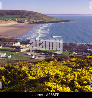 Vue sud sur la baie de Croyde et plage de colline couverte d'ajoncs jaune et côte à l'horizon lointain Devon, Angleterre Banque D'Images