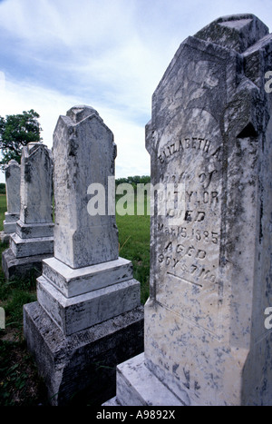 Pierres tombales du cimetière DE PRINTEMPS AU RANCH, une ville fantôme LE LONG DE L'Oregon Trail, S.E. Le Nebraska. L'été. Banque D'Images