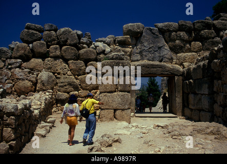 Gens personne couple touristes visiteurs site archéologique à Mycènes Péloponnèse Grèce Europe Banque D'Images