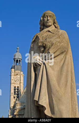 Paris, France. Statue de Pierre Corneille, dramaturge (1606 - 1684) en face de St Etienne du Mont (église) à la place du Pantheon Banque D'Images