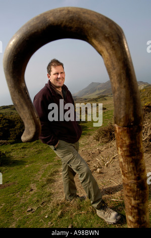 Farmer David Kennard encadrée dans Shepherd's crook, mortehoe, Devon Banque D'Images