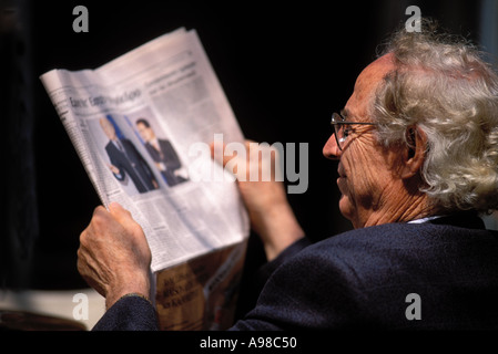 Grèce, Athènes, Monastiraki, l'homme avec du papier journal au café Banque D'Images