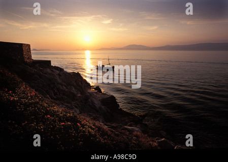 Grèce, Hydra, Coucher de soleil et la pêche voile Banque D'Images
