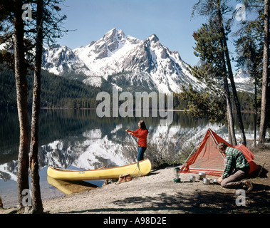 De Sawtooth National Recreation Area Michigan montrant Stanley Lake avec deux campeurs se préparent à aller à la pêche dans leur canot Banque D'Images