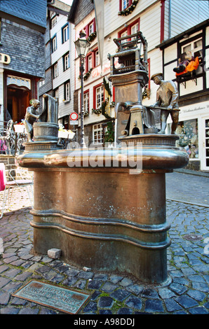 Weaver Sculpture en bronze fontaine à Monschau, Eifel, Allemagne, Europe Banque D'Images