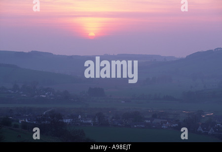 Un printemps brumeux misty sunset over Kirk Whitehouse Country House sur le bord de la mine Cheviot Hills dans l'Ecosse Ecosse UK Banque D'Images