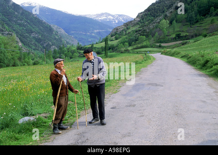 Les agriculteurs en conversation sur route de campagne et Pyrénées espagnoles, près de l'Andorre Banque D'Images