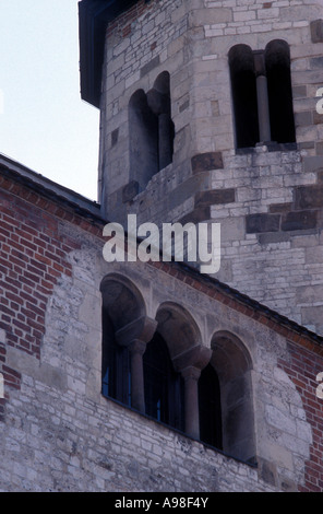 Vue détaillée de l'un des deux tours sur le 11e siècle l'église romane de Saint-andré à Cracovie, Pologne. Banque D'Images
