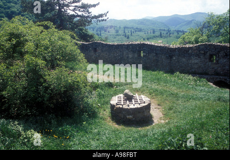 Église fortifiée de Saxon, bien, mur de pierre, et les paysages alentours.à Cisnadioara, Transylvanie, Roumanie. Banque D'Images