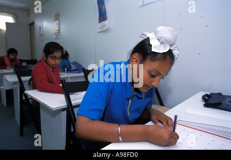 Enfants Sikh Punjabi d'apprentissage en classe à Gurdwara London England Banque D'Images