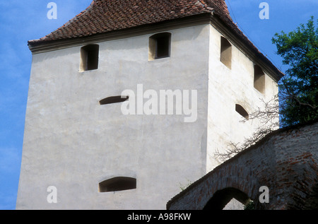 Détail d'une forteresse blanche tour au site du patrimoine mondial de l'église fortifiée de Saxon à BIERTAN, Roumanie. Banque D'Images