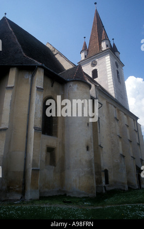 L'extérieur de l'église fortifiée de Saxon à Cristian, Roumanie. L'extérieur de l'église avec tour de l'horloge et ses quatre tours d'angle. Banque D'Images