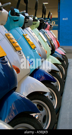 Rangée de scooters en stationnement sur une rue de ville de scooters sont de plus en plus populaires dans les villes du monde Londres scooters Vespa Banque D'Images