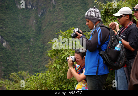 Les touristes se regroupent pour prendre des photos de l'ancien site inca de Machu Picchu au Pérou en Amérique du Sud Banque D'Images