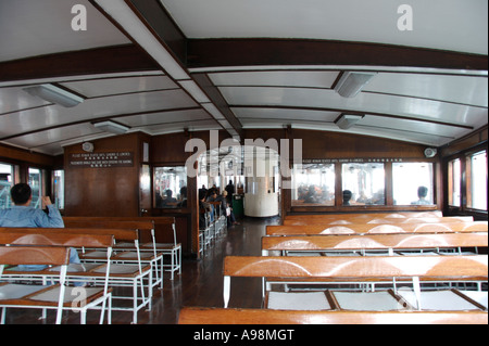 L'intérieur de la première section de classe le Star Ferry, Hong Kong Banque D'Images