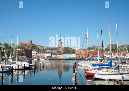 Port de plaisance au port de pêche de Flensburg en Schleswig Holstein dans le Nord de l'Allemagne Banque D'Images