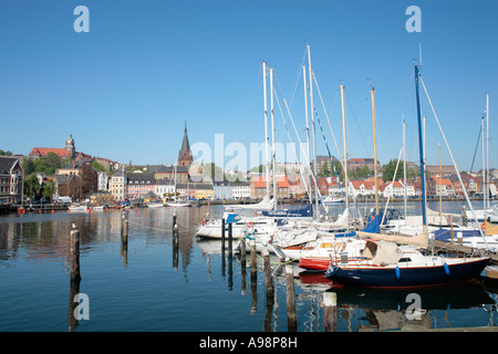Port de plaisance au port de pêche de Flensburg en Schleswig Holstein dans le Nord de l'Allemagne Banque D'Images