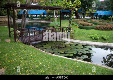 Beau jardin thaïlandais basé au Dusit Resort à Pattaya Banque D'Images