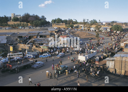 Marché animé à Harar remarque vieux murs de ville en arrière-plan l'Ethiopie Banque D'Images