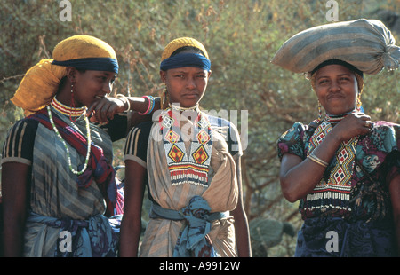 Les jeunes femmes en costume traditionnel qui sera sur le marché Harar Ethiopie Banque D'Images