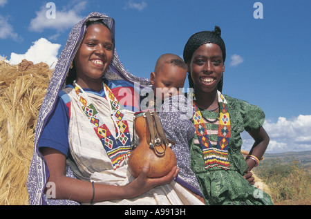 Femme portant des perles traditionnelles et holding baby Harar Ethiopie Banque D'Images