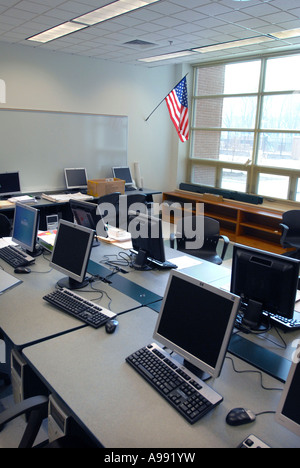 Un laboratoire informatique dans une salle de classe Banque D'Images