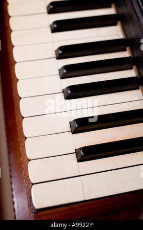 Vieux piano clavier avec touches en ivoire du 19e siècle Banque D'Images