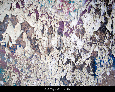 Peeling peinture de mur extérieur crée une texture pattern urbain Banque D'Images