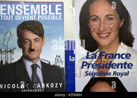 Nicolas Sarkozy et Ségolène Royal pour l'élection présidentielle de 2007 affiches. Sarkozy est perçu comme Hitler avec moustache Banque D'Images