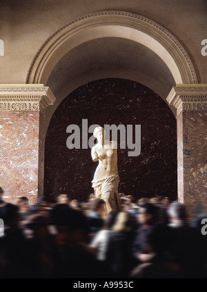 Image floue de bouger les gens en face de la Vénus de Milo statue à côté du Louvre Paris France Banque D'Images