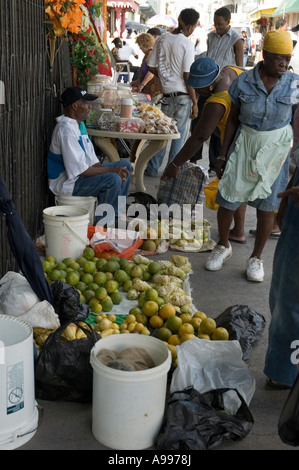 Street de commerçants vendant des fruits et légumes locaux et les sucreries faites maison sur cale, St John's, Antigua Banque D'Images